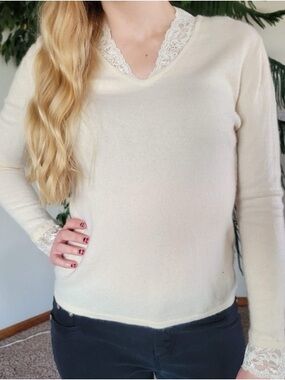 NWT Prive eggshell cashmere vneck sweater w/lace accents